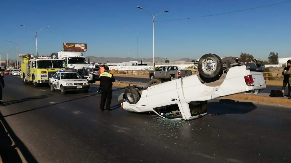 04 WEB Mujer se vuelca en el Periférico